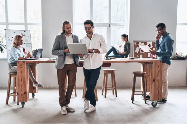 Grafika przedstawiająca rozwój sztucznej inteligencji